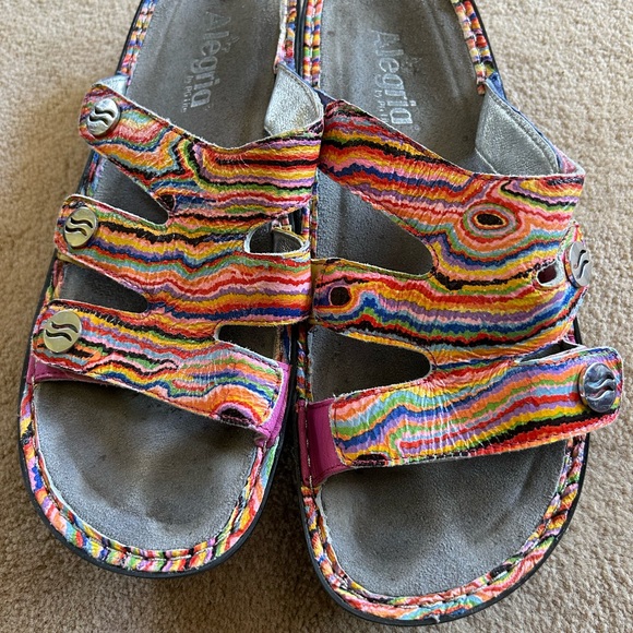 Algeria.sandals tri adjustable straps wavy colorful pattern. Sz 9.5 to 10 - Picture 2 of 7